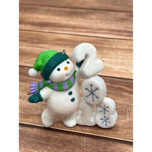 2018 HALLMARK KEEPSAKE ORNAMENT QX9513 FROSTY FUN DECADE SNOWMAN IN SCARF